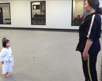 Así aprende karate una nena de 3 años