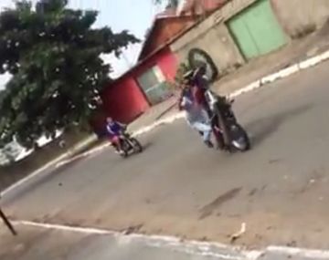Quiso hacer una pirueta y rompió la moto