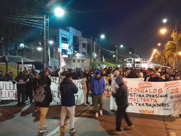 Trabajadores de Georgalos cortan la Panamericana en protesta por despidos