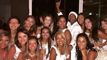 ronaldinho y otra de las suyas: festejo ano nuevo con 13 mujeres ronaldinho y otra de las suyas: festejo ano nuevo con 13 mujeres