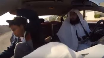 broma pesada: un taxista amenaza con inmolarse junto a sus pasajeros broma pesada: un taxista amenaza con inmolarse junto a sus pasajeros