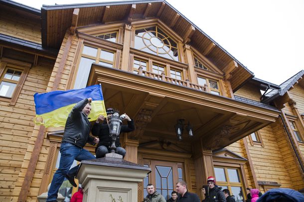 Manifestantes ocupan la residencia presidencial en Ucrania y Yanukóvich huye