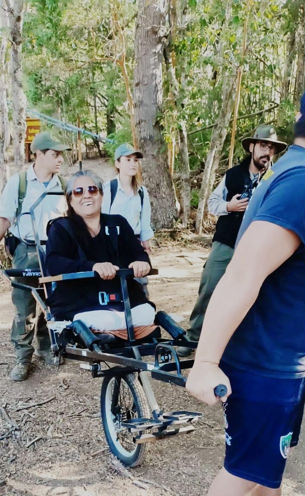 Ana hizo trekking en el Parque Nacional Los Alerces gracias a una silla especial