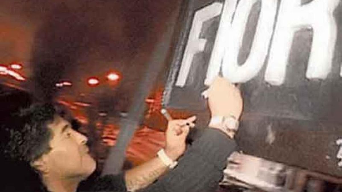Se robaron la letra O del cartel de estación Fiorito donde firmó Maradona