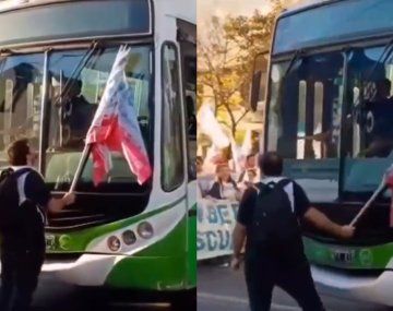 Un colectivo casi pisa a un manifestante en marcha universitaria de Mar del Plata.