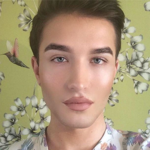 La reacción de un empleado cuando su jefe pidió que se saque el maquillaje