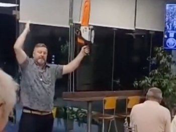 Entró con una motosierra a un bar para festejar la victoria de LLA en las elecciones