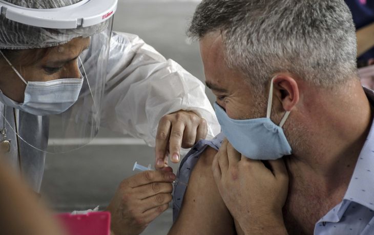 El Gobierno prevé vacunar contra el coronavirus a los docentes en febrero