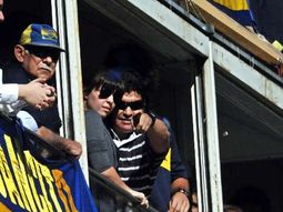 Diego Maradona junto a Dalma en la Bombonera