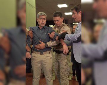 Córdoba: estrenaron los guantes eléctricos en el cuerpo del Ministro de Seguridad