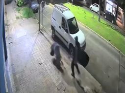 motochorros arrastraron a una joven y la golpearon para robarle en la plata motochorros arrastraron a una joven y la golpearon para robarle en la plata