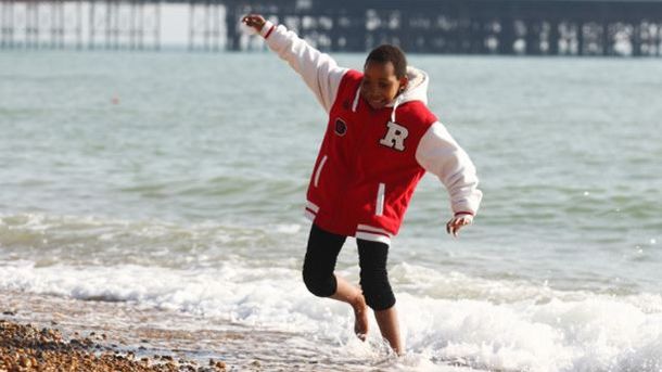 Le sacan un tumor de casi dos kilos a una chica ugandesa