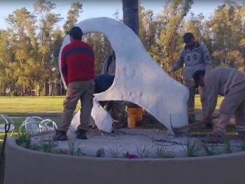 Un municipio destruyó un monumento a Madres de Plaza de Mayo