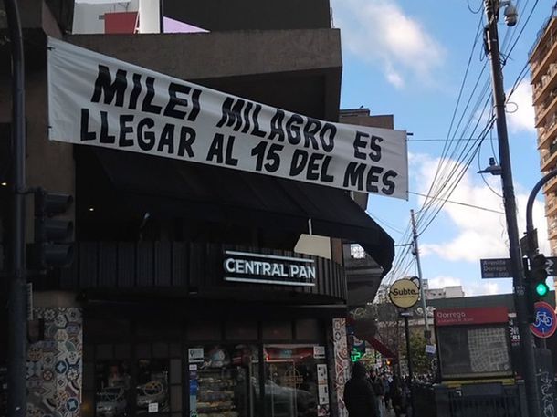 Milei, milagro es llegar al 15 del mes, el pasacalles a metros de donde se presenta el Presidente