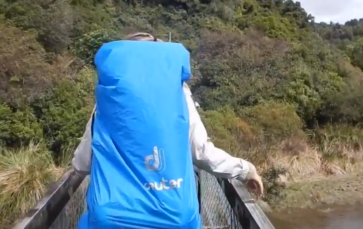 Dramático cruce de un puente colgante