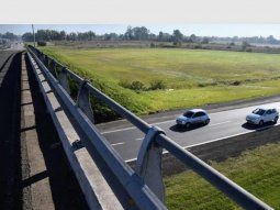 Arrojaba piedras desde un puente para asaltar automovilistas: una víctima lo mató a balazos
