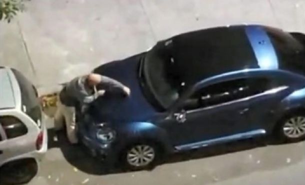 Villa Urquiza: encontró que un auto bloqueaba su estacionamiento y lo pateó y rayó
