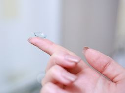 Estados Unidos: le sacaron 23 lentes de contacto de los ojos