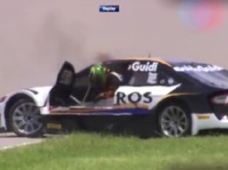 impresionante: un piloto se tiro del auto prendido fuego y esta en terapia intensiva impresionante: un piloto se tiro del auto prendido fuego y esta en terapia intensiva