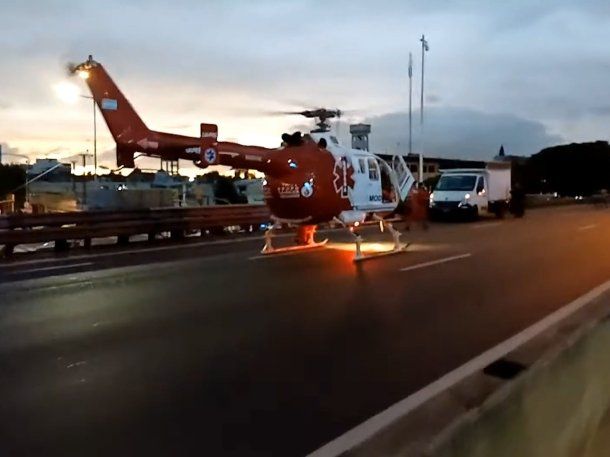 Avenida General Paz: rescataron en helicóptero a una motociclista herida