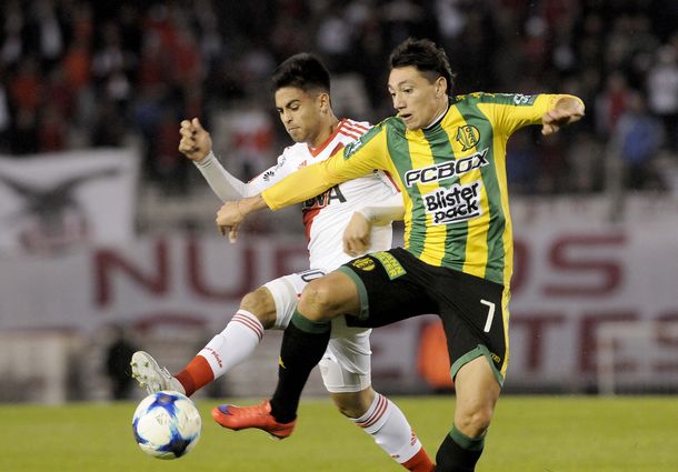 El Pity Martínez lucha por el balón con Lugüercio