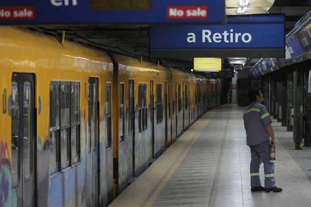Metrodelegados continúan el paro en la Línea C pero mañana habría subte