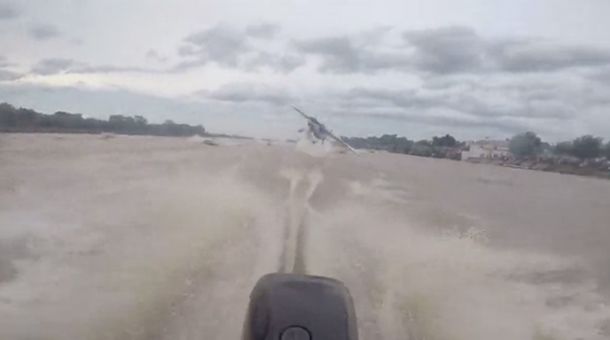 Por poco no fue una tragedia: una avioneta rozó la cabeza de tres pescadores