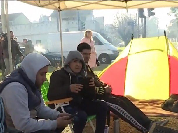 La vigilia de La Mafilia donde L-Gante está preso: acampe, choriceada y mates