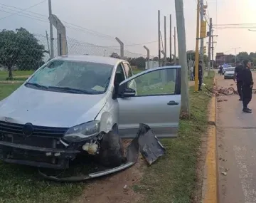 Un borracho chocó a un auto y embistió a un ciclista