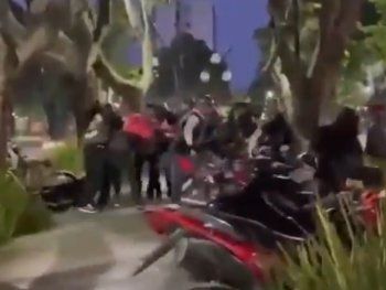 Hells Angels se agarraron a las piñas con trapitos y deliverys en pleno centro de La Plata