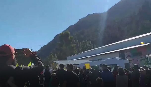 Incidentes en Chubut: un grupo antiminería tiró piedras a la combi en la que viajaba el Presidente