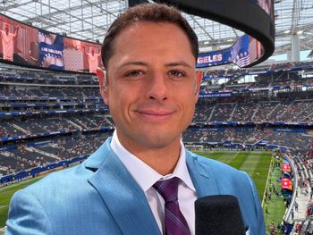 Chicharito Hernández cruzó a Hugo Balassone tras los rumores de un ataque a los argentinos