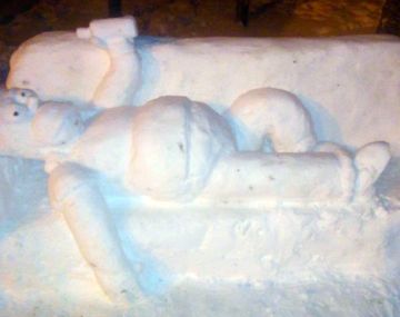 Armaron una estatua de nieve de Homero Simpson y se volvió furor en Neuquén