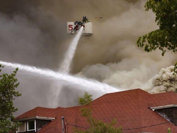 El fuego consumió un complejo de departamentos en Miami. Foto: Carl Juste/Miami Herald via AP