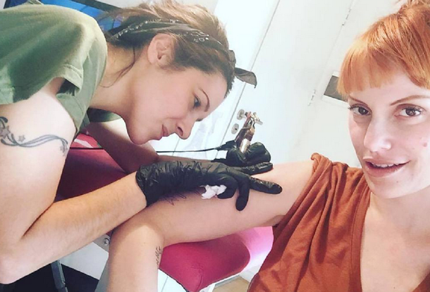 Connie Ansaldi, con nuevo tatuaje