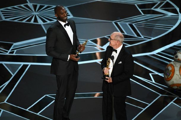 Kobe Bryant recibiendo el Oscar