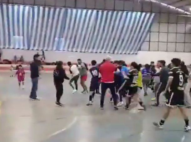 Un partido de los Juegos Evita terminó en una batalla campal: las imágenes