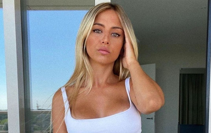 Caro Calvagni, la mujer de Tagliafico, apuesta a la microbikini rosa