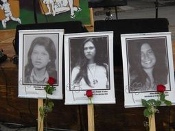 Silvia Reyes, Laura Raggio y Diana Maidanik fueron asesinadas durante un operativo de las Fuerzas Conjuntas en el barrio Brazo Oriental. Silvia Reyes, Laura Raggio y Diana Maidanik fueron asesinadas durante un operativo de las Fuerzas Conjuntas en el barrio Brazo Oriental.