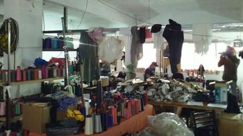 fotos: asi era por dentro el taller clandestino allanado en flores fotos: asi era por dentro el taller clandestino allanado en flores