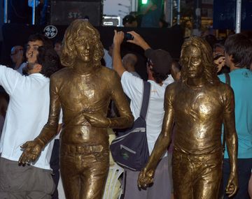De bronce: un homenaje a Sui Generis en Mar del Plata