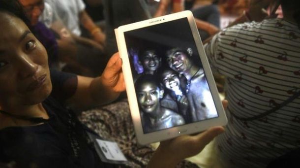 Una madre muestra a los niños atrapados en la cueva