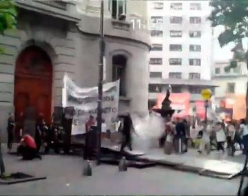 Tensión en la Legislatura por una protesta de docentes