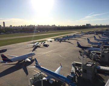 La flota de Aerolíneas Argentinas paralizada en Aeroparque.