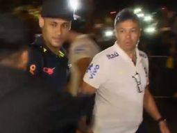 Neymar tuvo un incidente al arribar a un hotel de Perú. Neymar tuvo un incidente al arribar a un hotel de Perú.