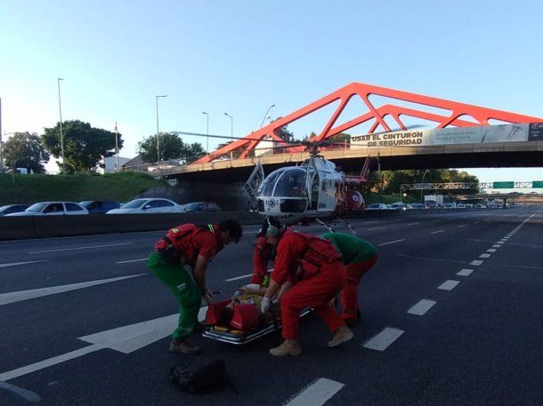Avenida General Paz: espectacular rescate en helicóptero de un herido