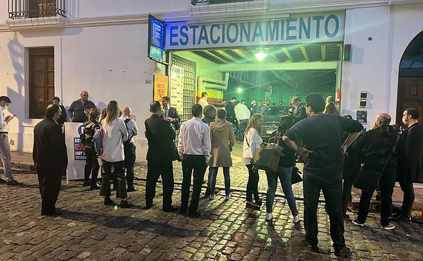 Dejó su auto en la entrada del estacionamiento y no dejó la llave: nadie pudo entrar ni salir