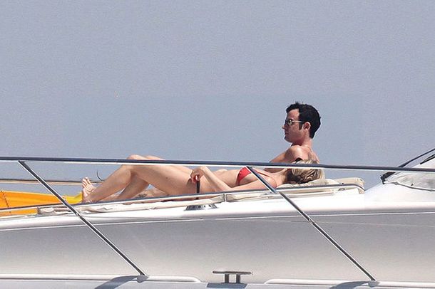 Jennifer Aniston pasea su figura impecable a los 43 años