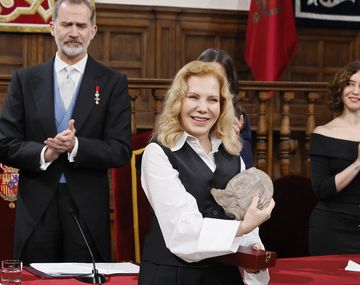 Cecilia Roth recibió el Premio Cervantes representando a la uruguaya Cristina Peri Rossi