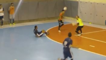 de otro planeta: mira este increible golazo en un partido de futsal de otro planeta: mira este increible golazo en un partido de futsal